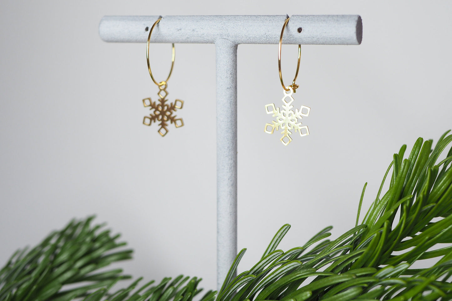 Vergoldete Creolen mit Schneeflocken Anhänger, Winterlicher weihnachtlicher Schmuck, Gold