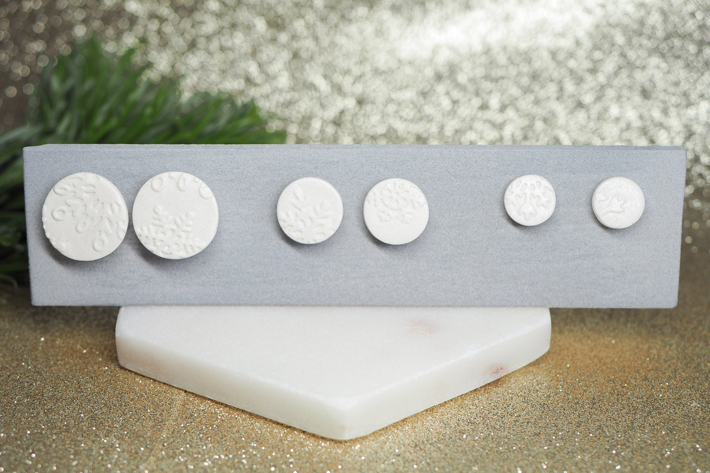 Handgemachte Ohrstecker für den Winter und Weihnachten aus Polymerton, Schneeflocken, winterlicher weihnachtlicher Schmuck