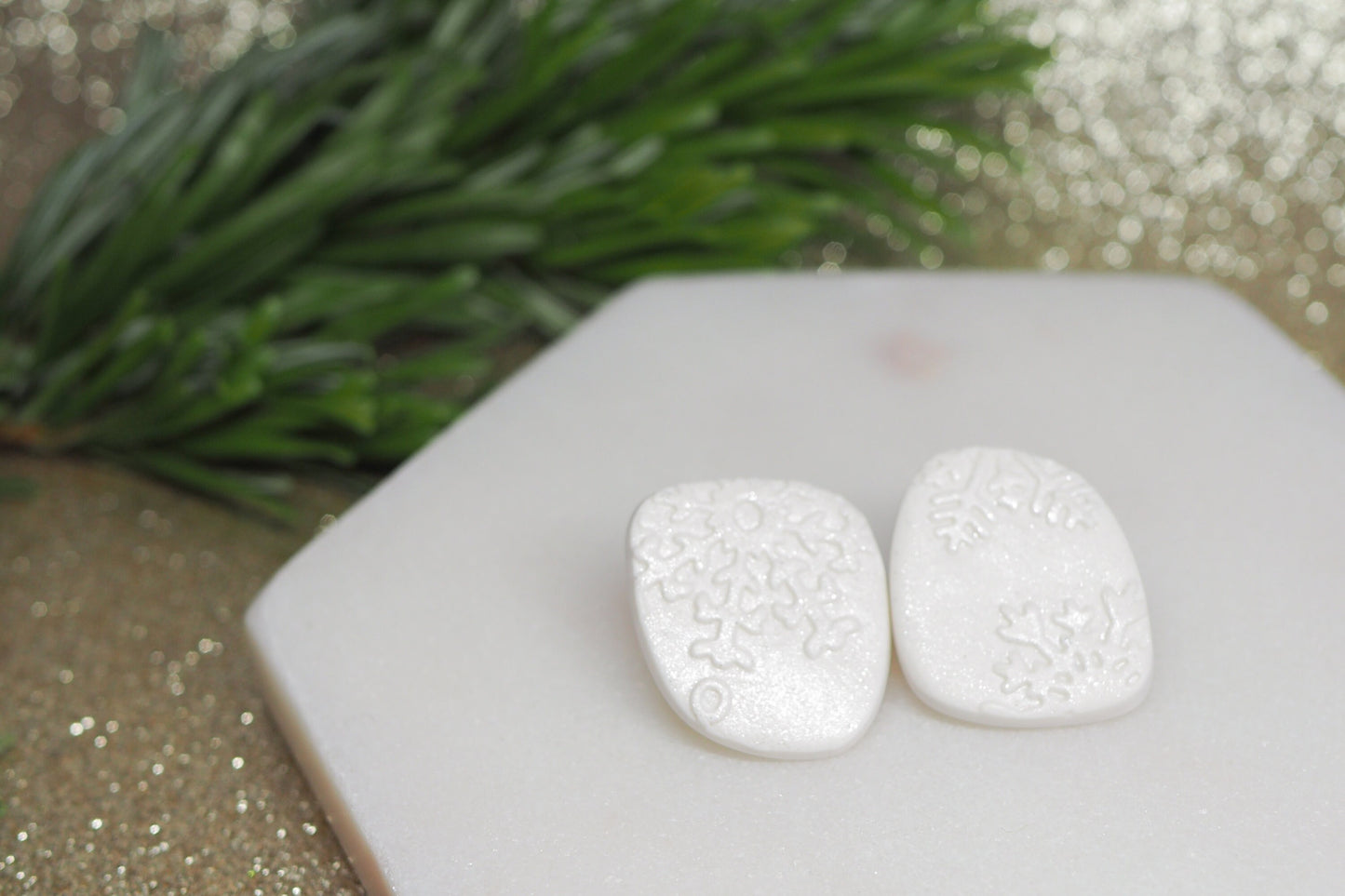 Handgemachte asymmetrische Ohrstecker für den Winter und Weihnachten aus Polymerton, Schneeflocken, Glitzer, winterlicher Schmuck