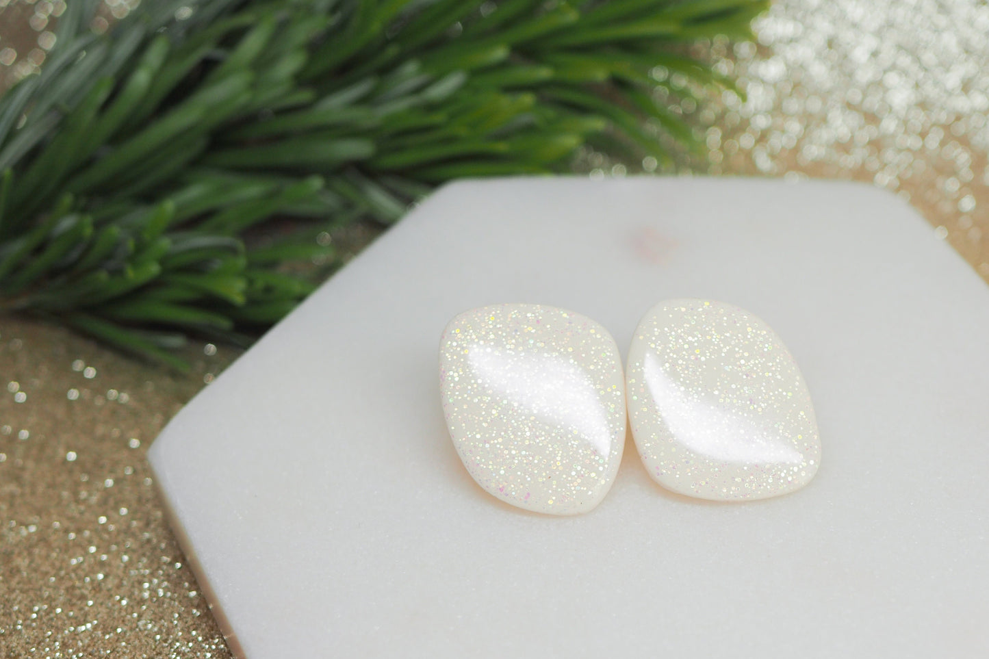 Handgemachte asymmetrische Ohrstecker für den Winter und Weihnachten aus Polymerton, Schneeflocken, Glitzer, winterlicher Schmuck