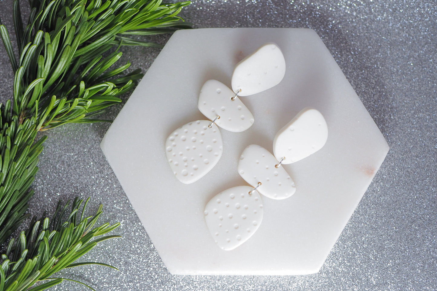 Große handgemachte Ohrstecker für Winter und Weihnachten aus Polymerton, Schneeflocken, Pünktchen, Winter, "Leise rieselt der Schnee"
