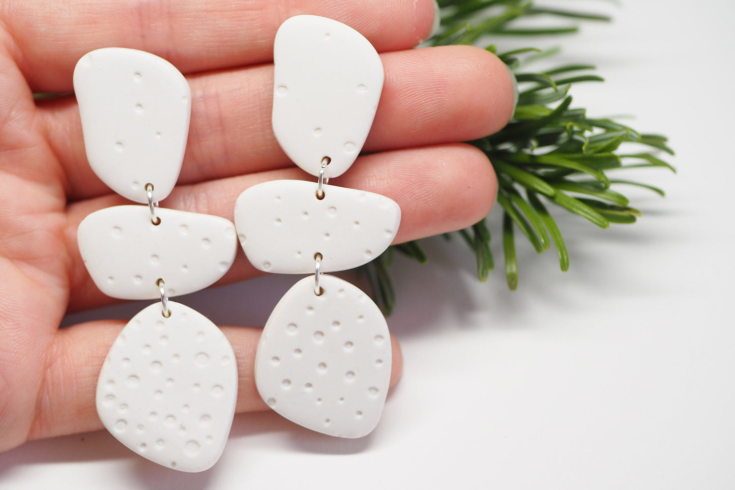 Große handgemachte Ohrstecker für Winter und Weihnachten aus Polymerton, Schneeflocken, Pünktchen, Winter, "Leise rieselt der Schnee"