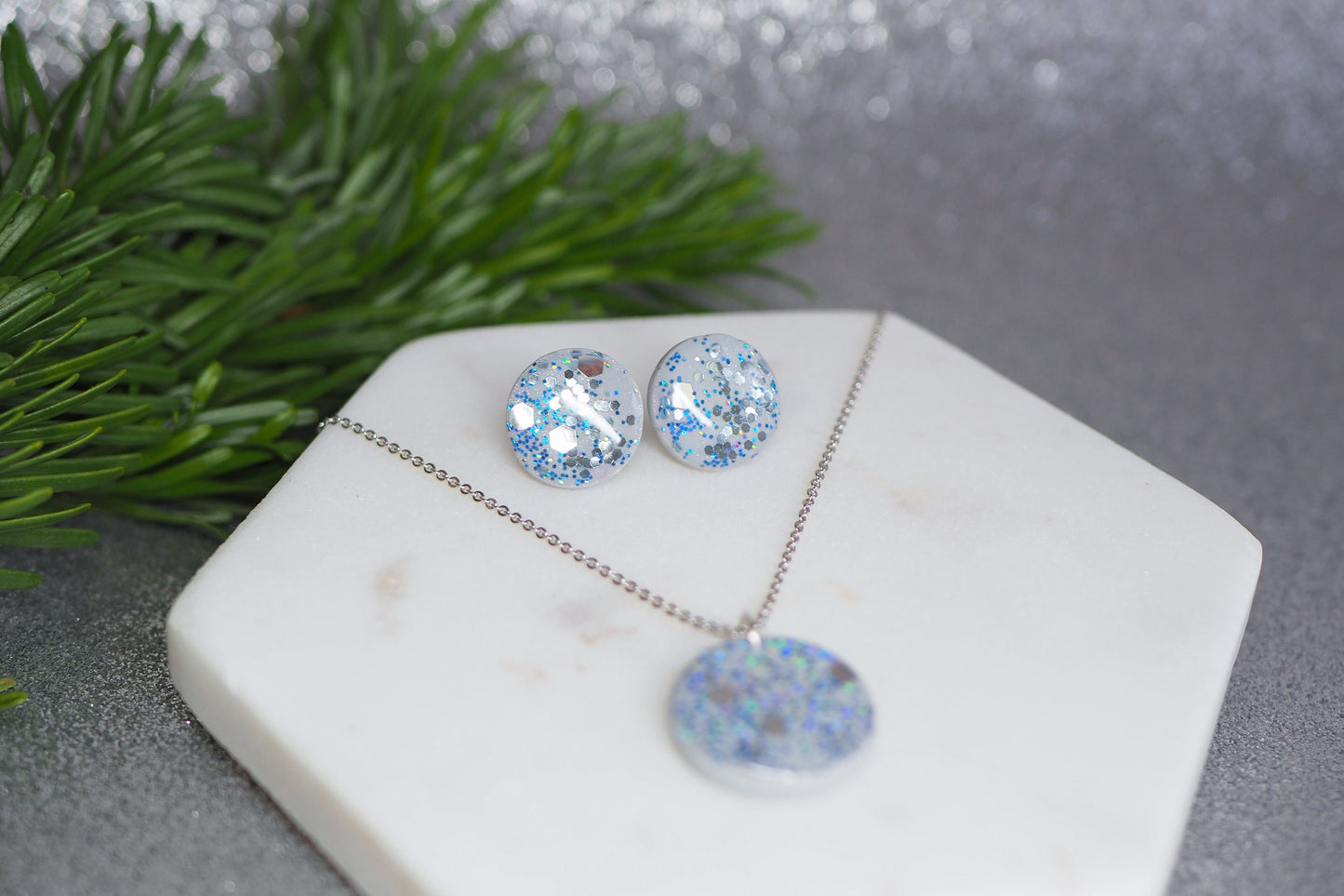 Handgemachtes Schmuckset für den Winter und Weihnachten aus Polymerton, Silber Grau Blau Glitzer, Ohrstecker und Kette mit Anhänger