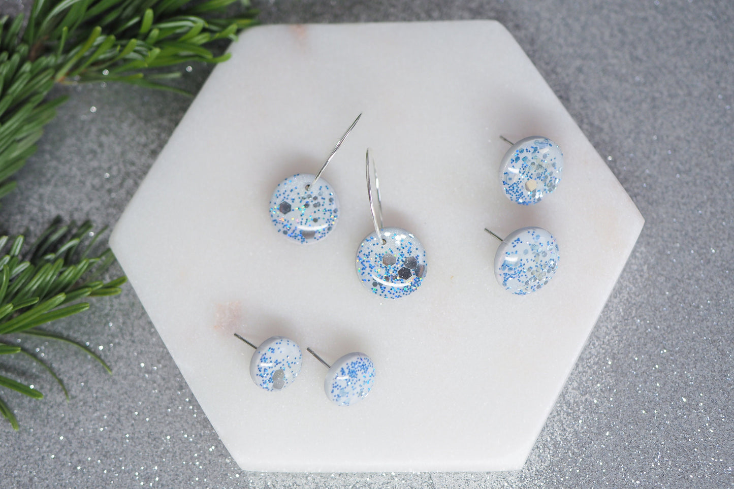 Handgemachtes Schmuckset für den Winter und Weihnachten aus Polymerton, Silber Grau Blau Glitzer, Ohrstecker und Kette mit Anhänger