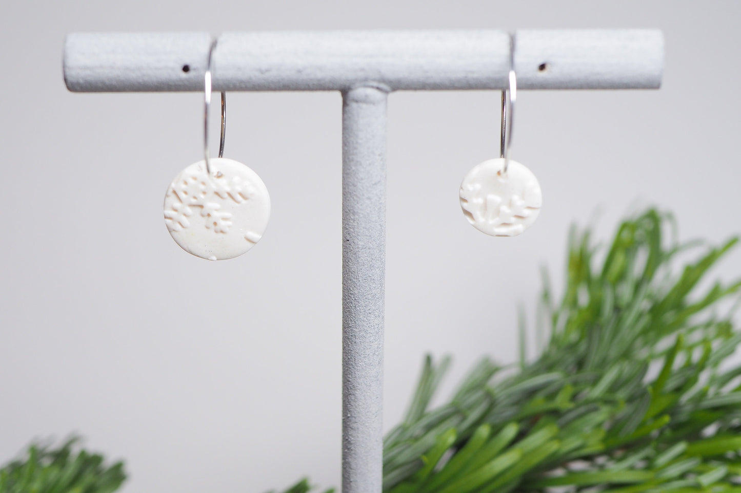 Vergoldete / Versilberte Creolen mit handgemachten Anhängern für den Winter und Weihnachten aus Polymerton, Schneeflocken, Weißer Schmuck