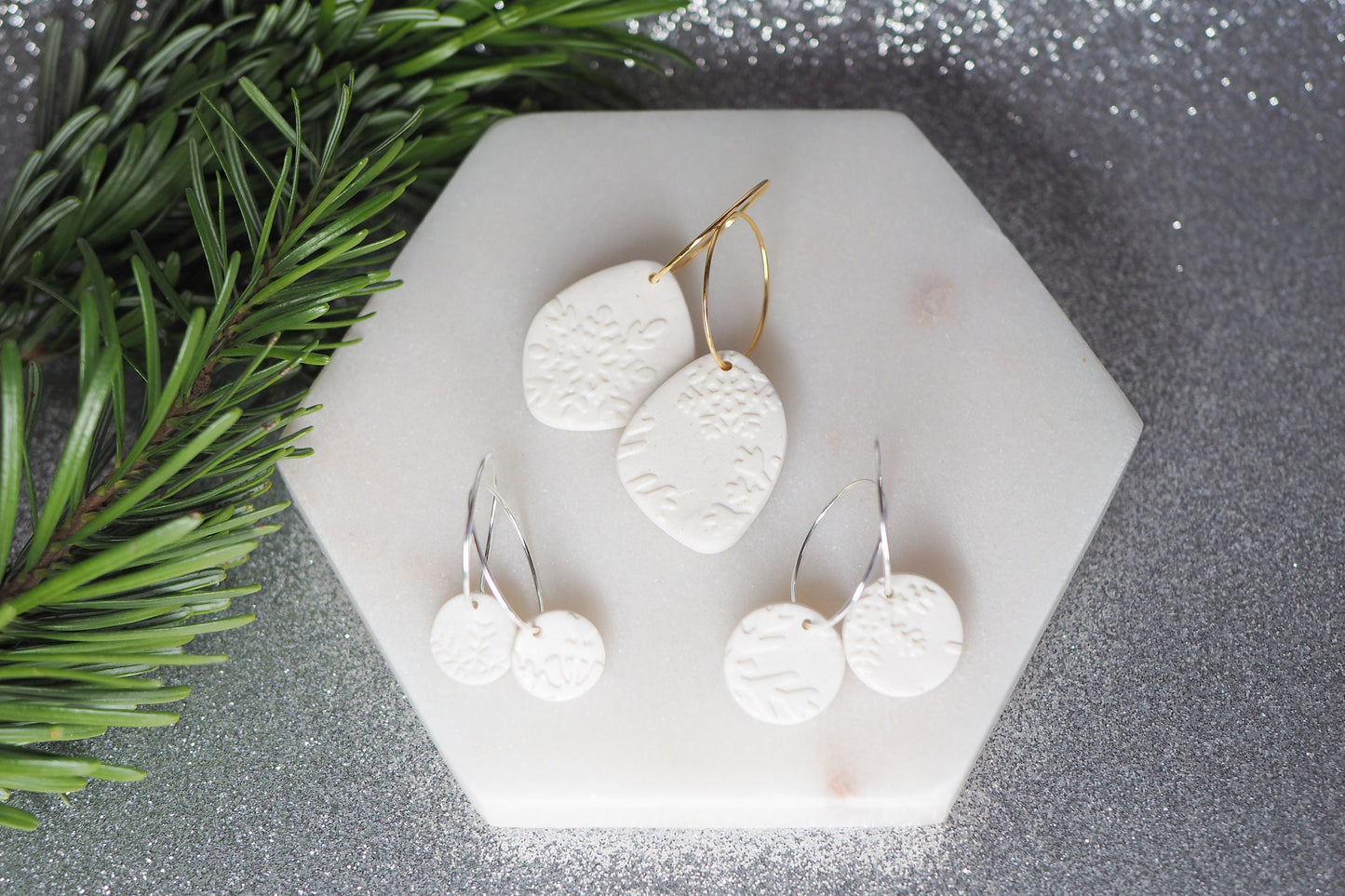 Vergoldete / Versilberte Creolen mit handgemachten Anhängern für den Winter und Weihnachten aus Polymerton, Schneeflocken, Weißer Schmuck