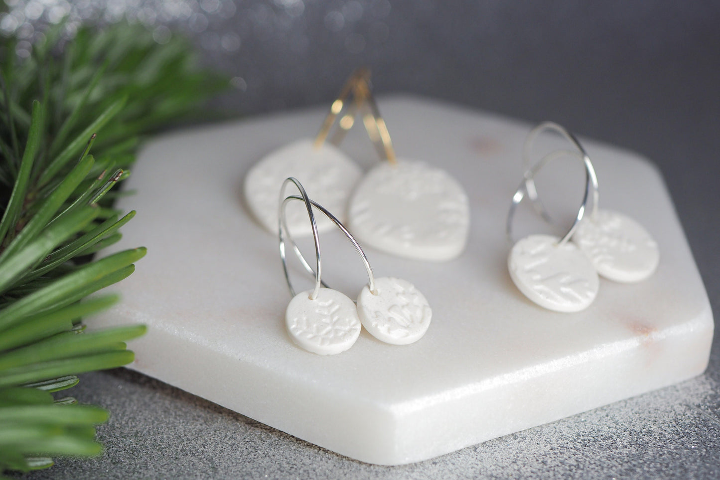 Vergoldete / Versilberte Creolen mit handgemachten Anhängern für den Winter und Weihnachten aus Polymerton, Schneeflocken, Weißer Schmuck
