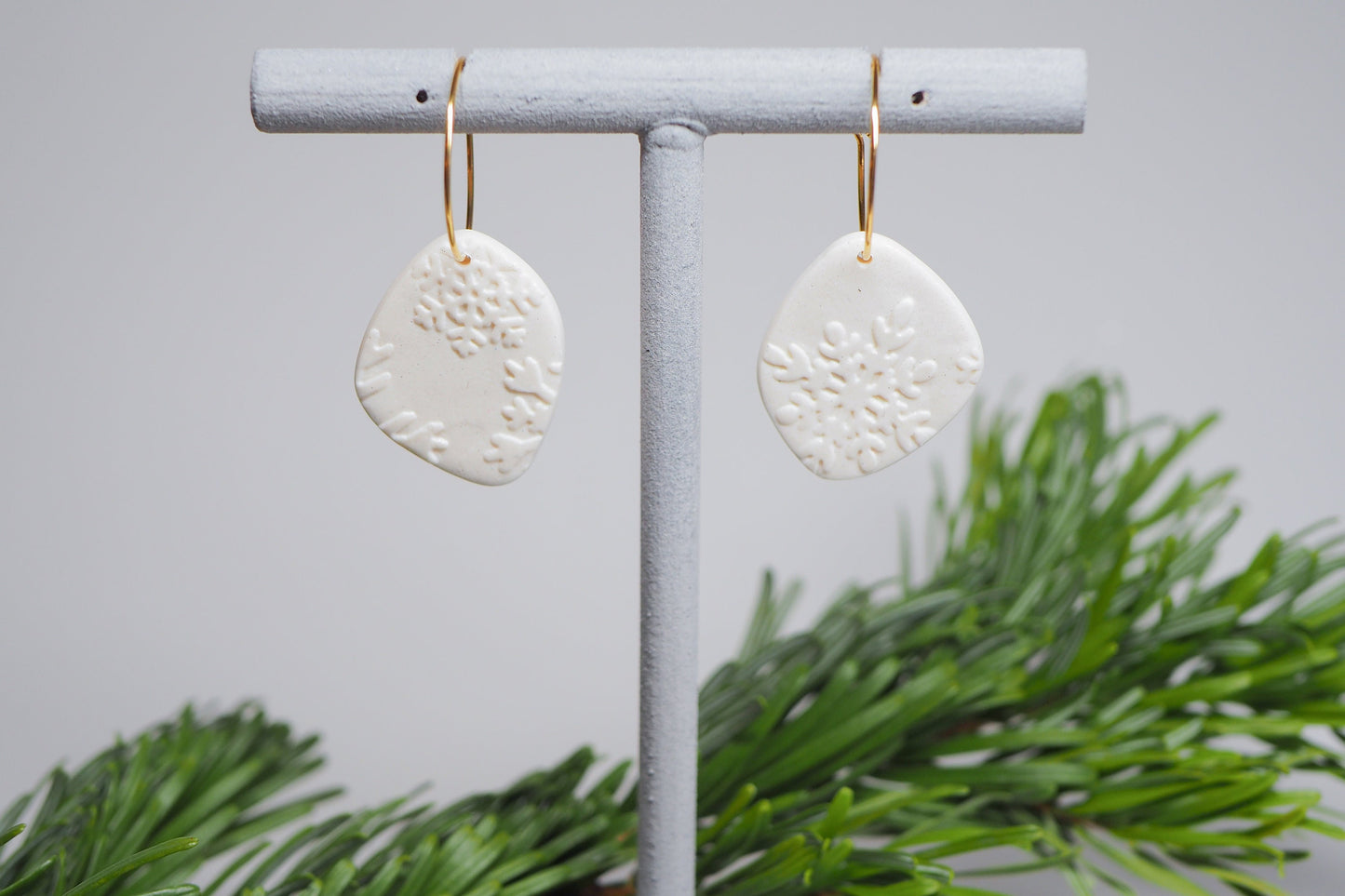 Vergoldete / Versilberte Creolen mit handgemachten Anhängern für den Winter und Weihnachten aus Polymerton, Schneeflocken, Weißer Schmuck