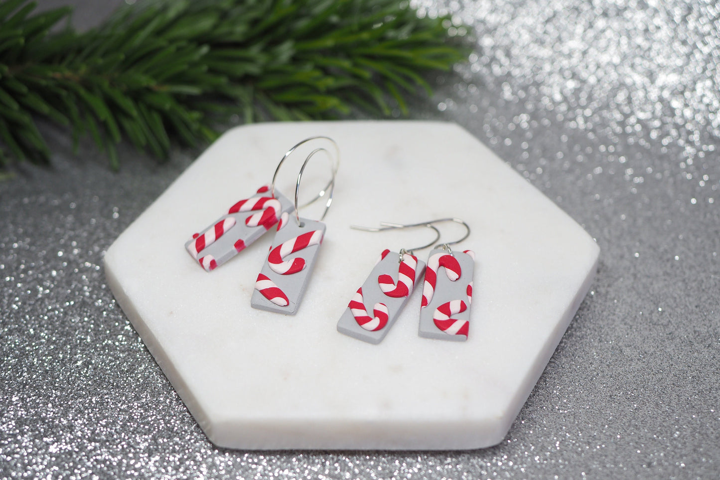 Handgemachte weihnachtliche Ohrringe aus Polymerton, Zuckerstangen, Creolen oder Ohrhaken, Grau Silber Gold Rot Weiß