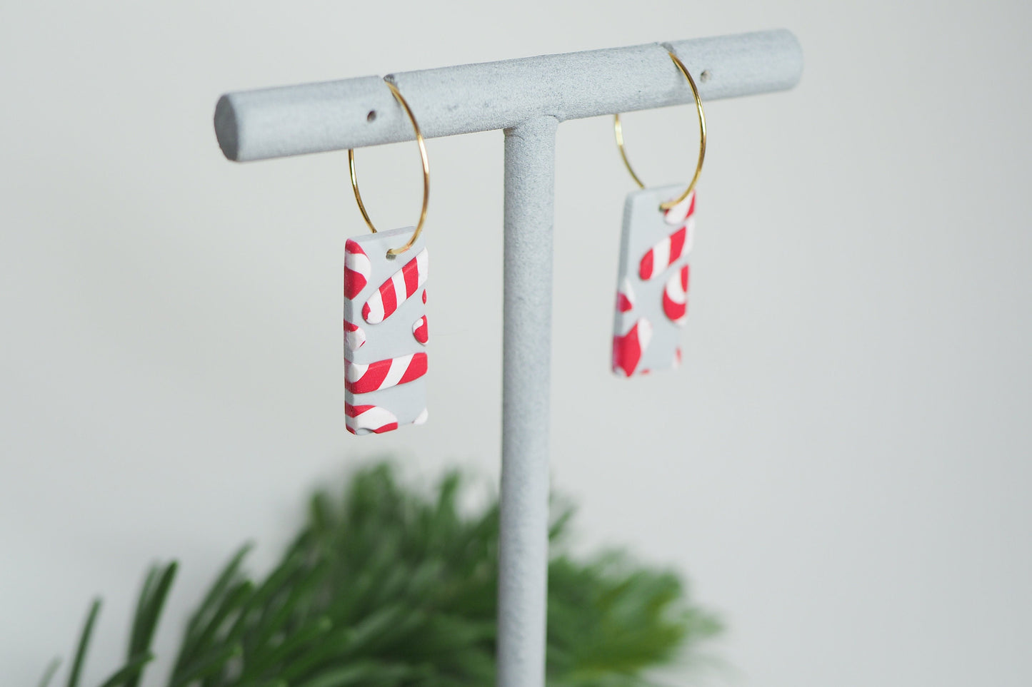 Handgemachte weihnachtliche Ohrringe aus Polymerton, Zuckerstangen, Creolen oder Ohrhaken, Grau Silber Gold Rot Weiß