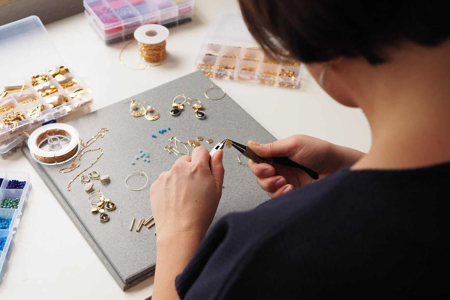 Vergoldete Creolen mit Schneeflocken Anhänger, Winterlicher weihnachtlicher Schmuck, Gold