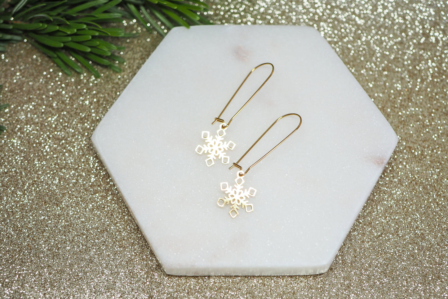 Vergoldete Creolen mit Schneeflocken Anhänger, Winterlicher weihnachtlicher Schmuck, Gold
