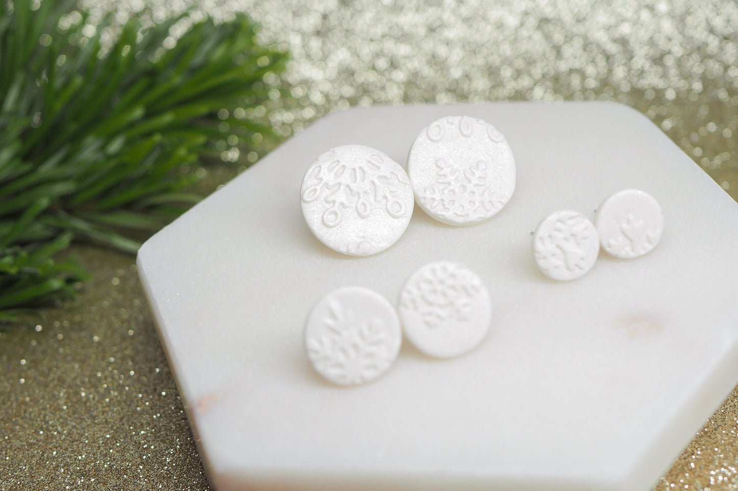 Handgemachte Ohrstecker für den Winter und Weihnachten aus Polymerton, Schneeflocken, winterlicher weihnachtlicher Schmuck