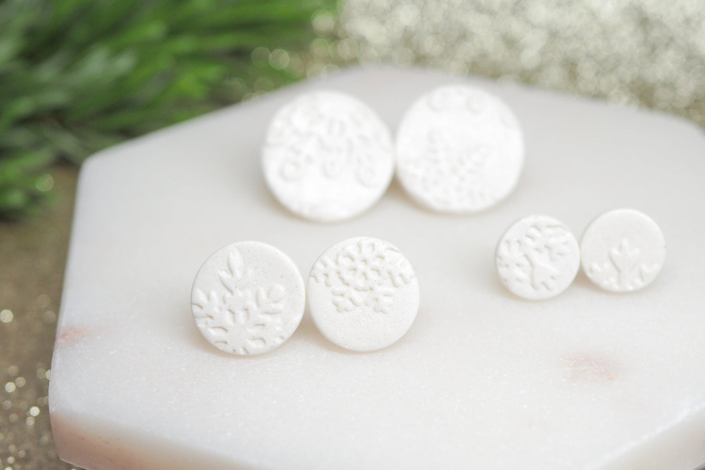 Handgemachte Ohrstecker für den Winter und Weihnachten aus Polymerton, Schneeflocken, winterlicher weihnachtlicher Schmuck