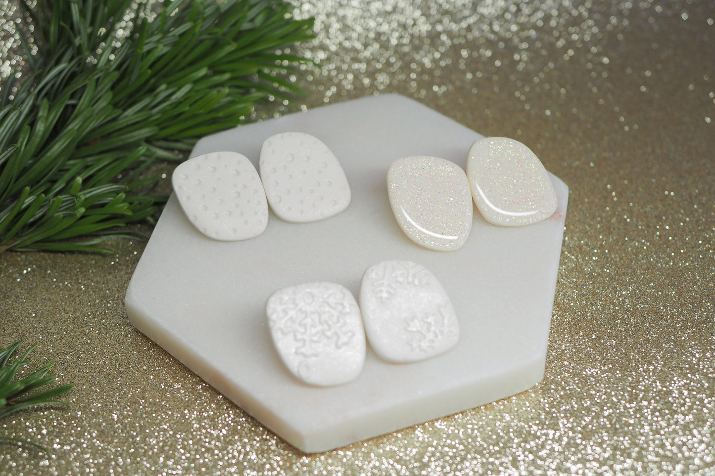 Handgemachte asymmetrische Ohrstecker für den Winter und Weihnachten aus Polymerton, Schneeflocken, Glitzer, winterlicher Schmuck