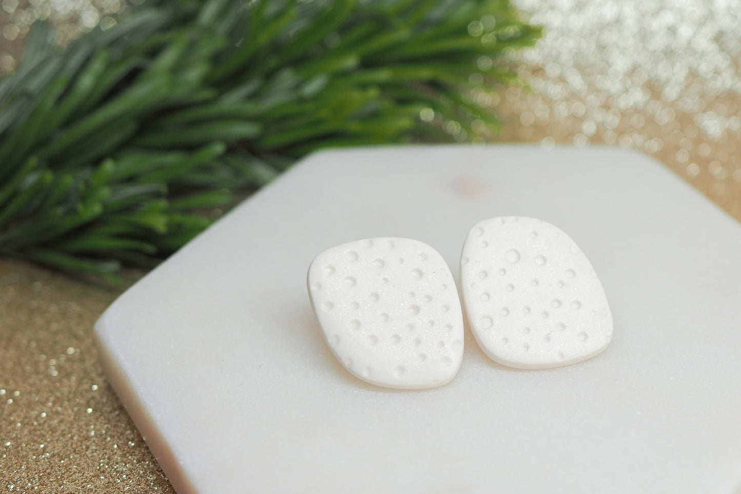 Handgemachte asymmetrische Ohrstecker für den Winter und Weihnachten aus Polymerton, Schneeflocken, Glitzer, winterlicher Schmuck