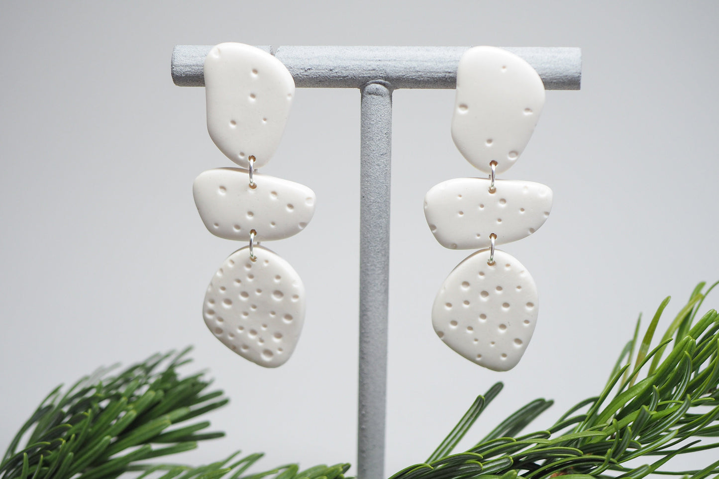 Große handgemachte Ohrstecker für Winter und Weihnachten aus Polymerton, Schneeflocken, Pünktchen, Winter, "Leise rieselt der Schnee"