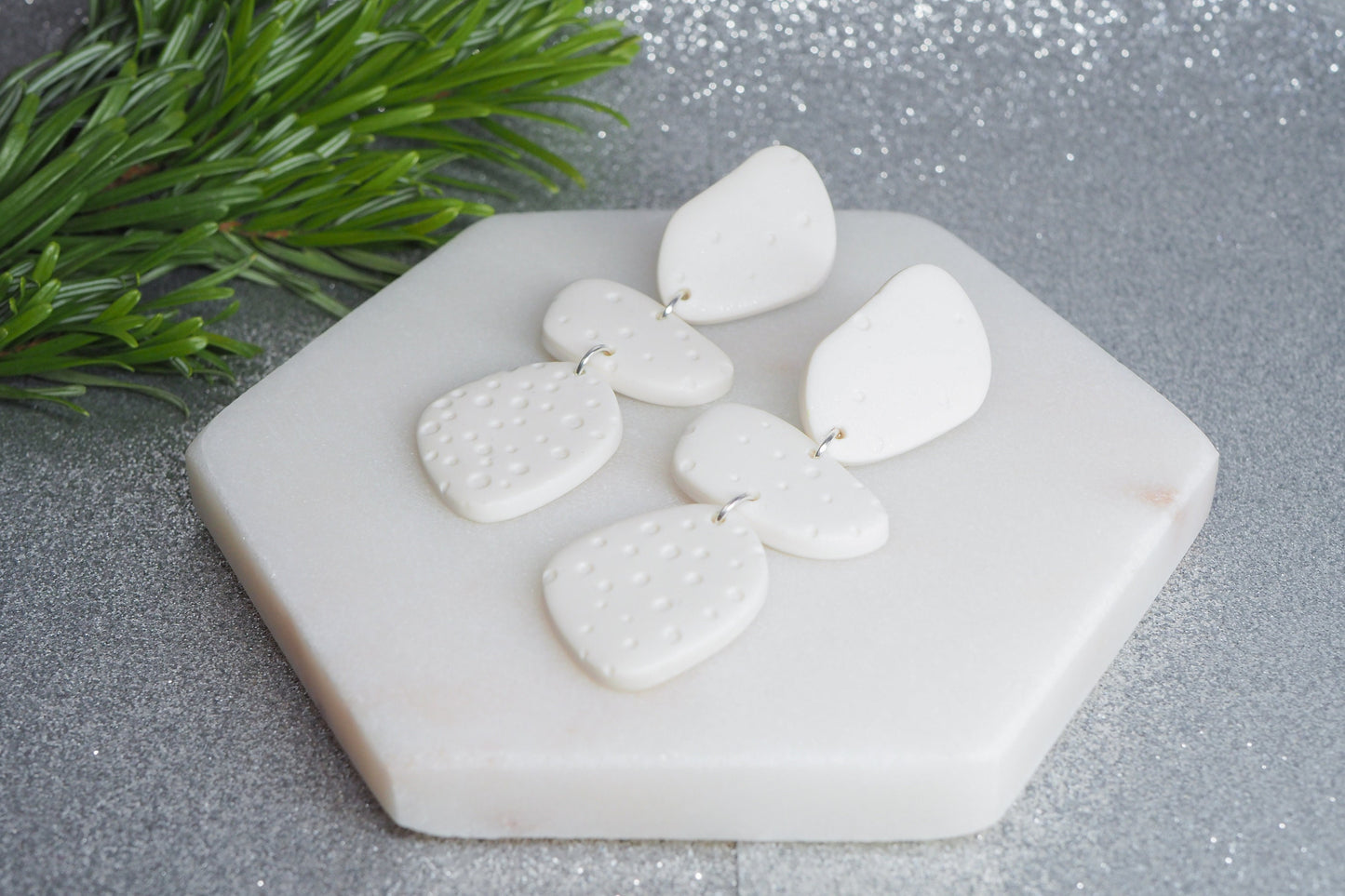 Große handgemachte Ohrstecker für Winter und Weihnachten aus Polymerton, Schneeflocken, Pünktchen, Winter, "Leise rieselt der Schnee"