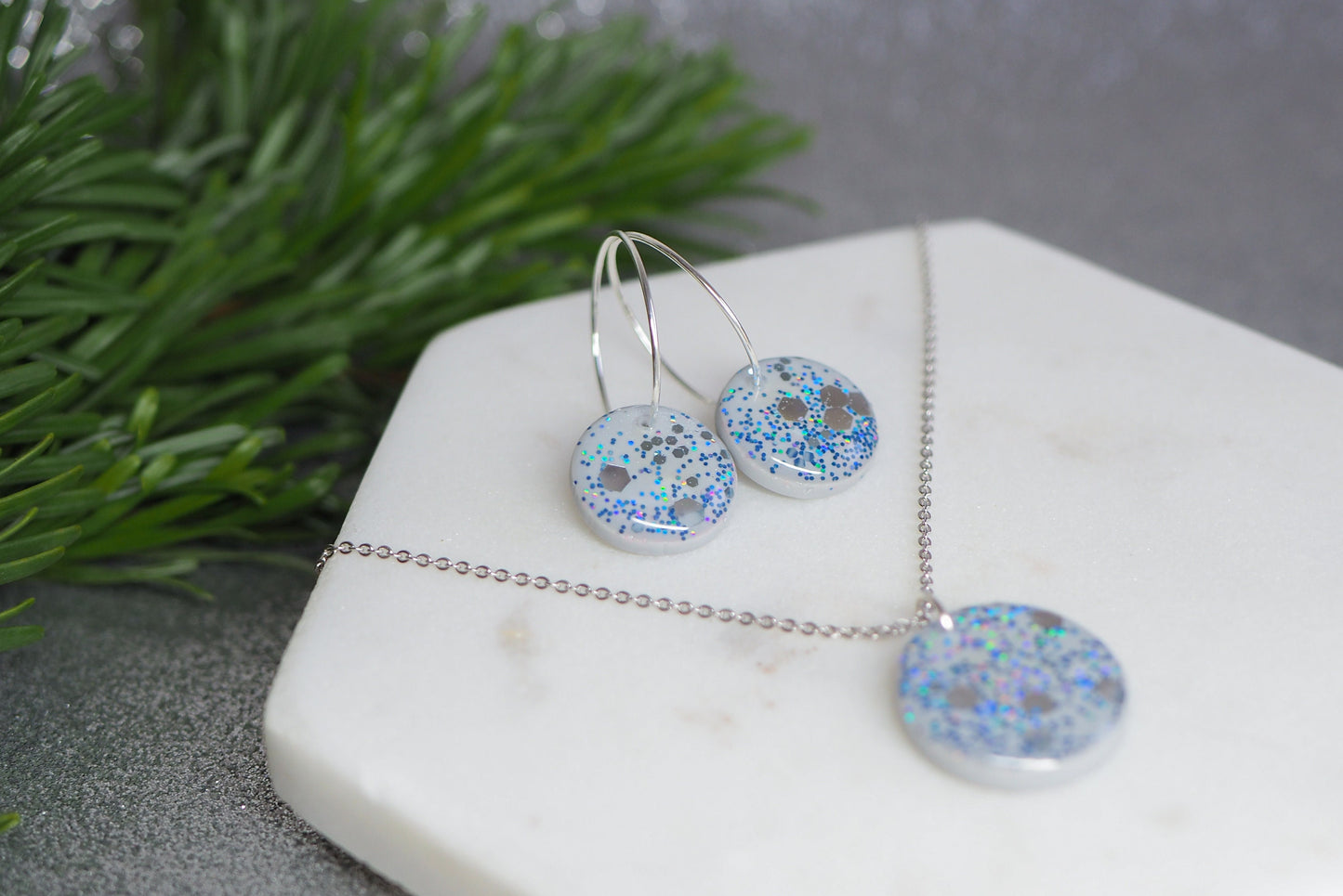 Handgemachtes Schmuckset für den Winter und Weihnachten aus Polymerton, Silber Grau Blau Glitzer, Ohrstecker und Kette mit Anhänger