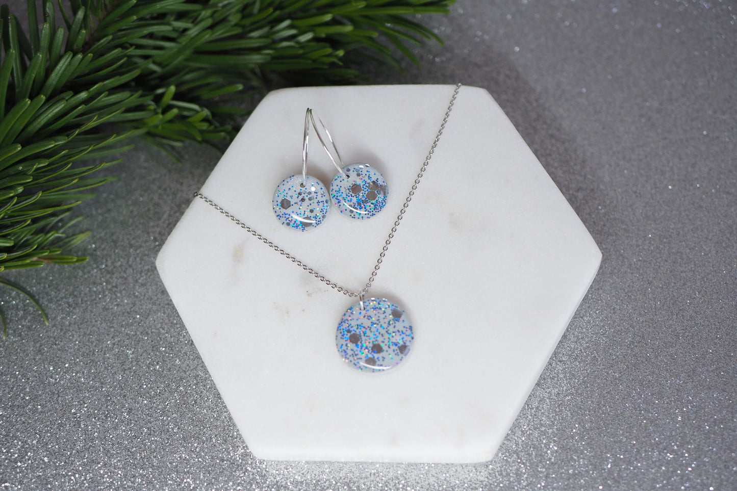 Handgemachtes Schmuckset für den Winter und Weihnachten aus Polymerton, Silber Grau Blau Glitzer, Ohrstecker und Kette mit Anhänger