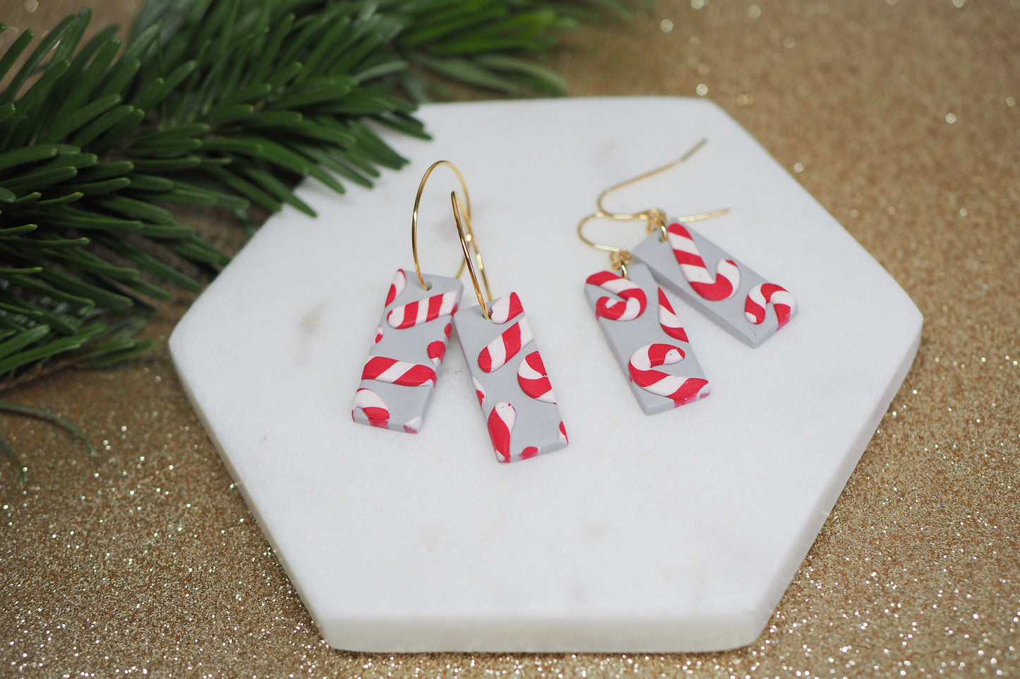 Handgemachte weihnachtliche Ohrringe aus Polymerton, Zuckerstangen, Creolen oder Ohrhaken, Grau Silber Gold Rot Weiß