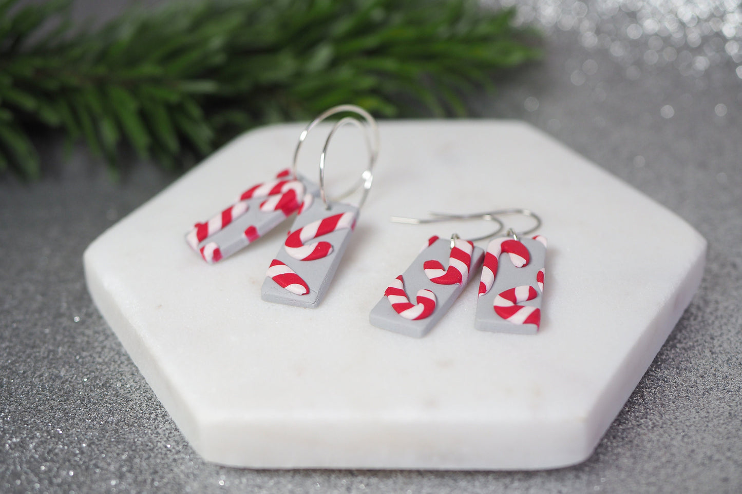 Handgemachte weihnachtliche Ohrringe aus Polymerton, Zuckerstangen, Creolen oder Ohrhaken, Grau Silber Gold Rot Weiß