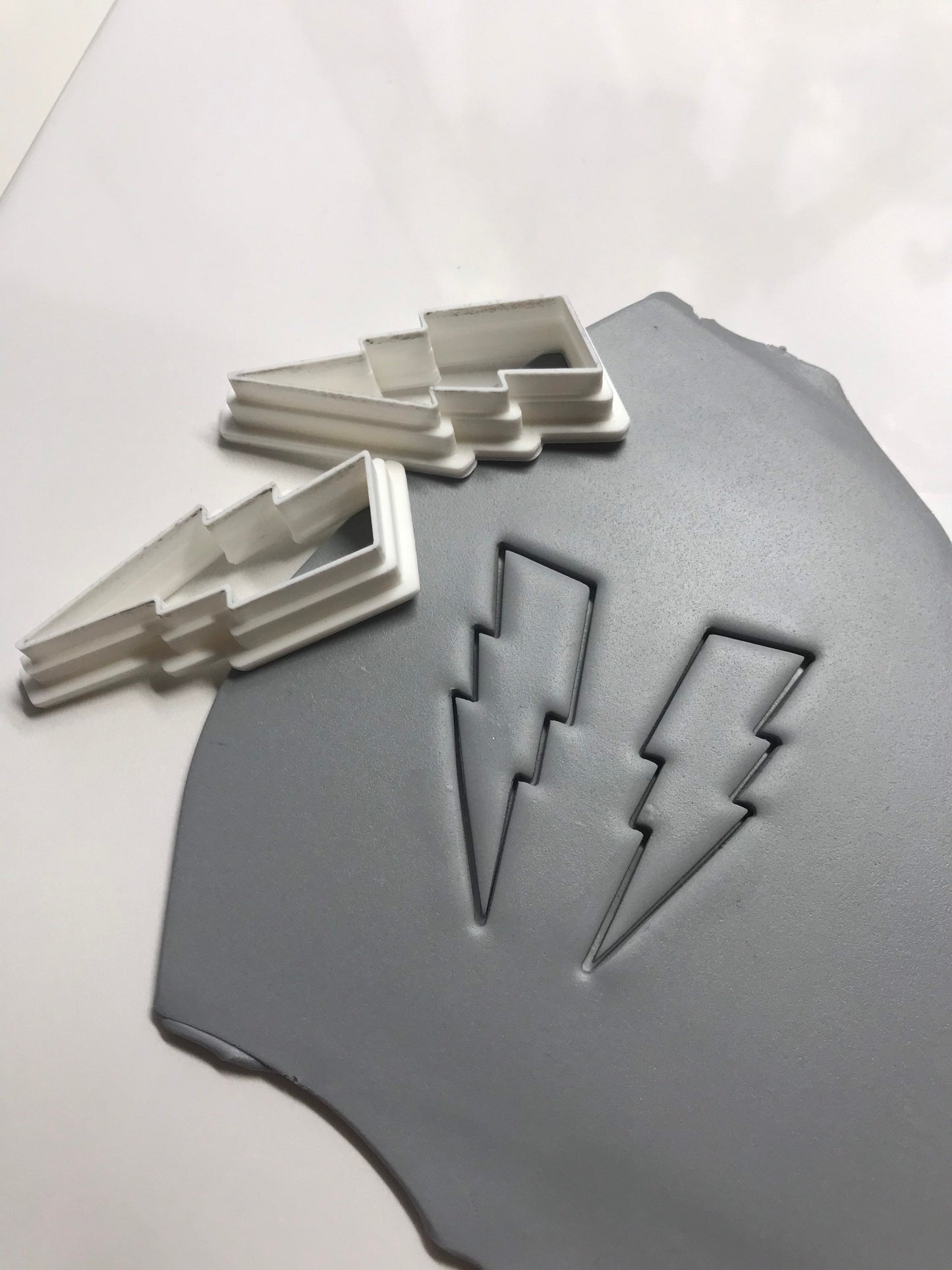 2er Set Ausstecher für Modelliermasse, Blitz Set mit zwei Cuttern, Blitze Formen Werkzeug für Schmuckherstellung mit Fimo und Co.