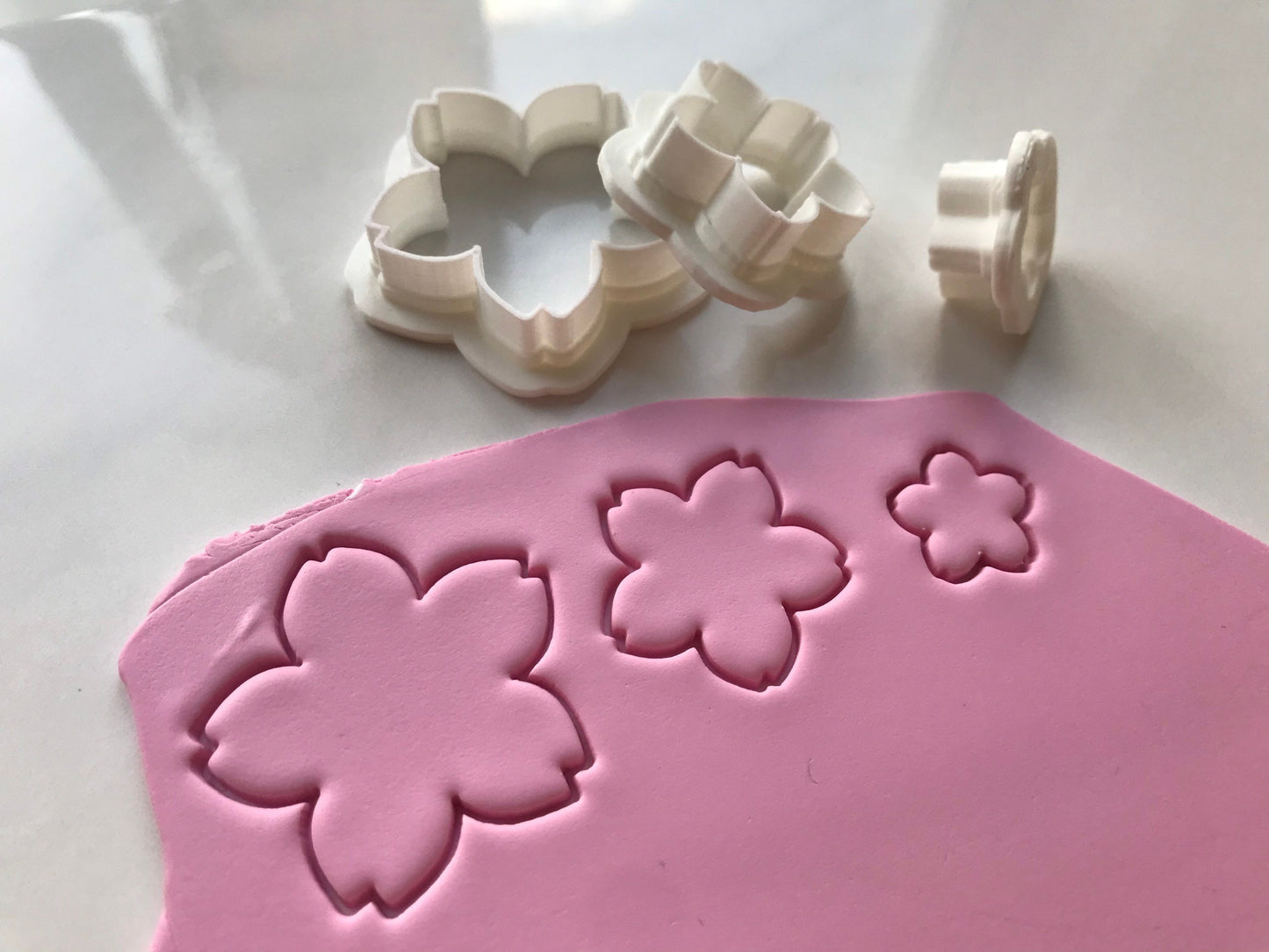Kirschblüten Blumen Ausstecher für Modelliermasse, Set mit drei Cuttern, Werkzeug für Schmuckherstellung mit Fimo und Co.