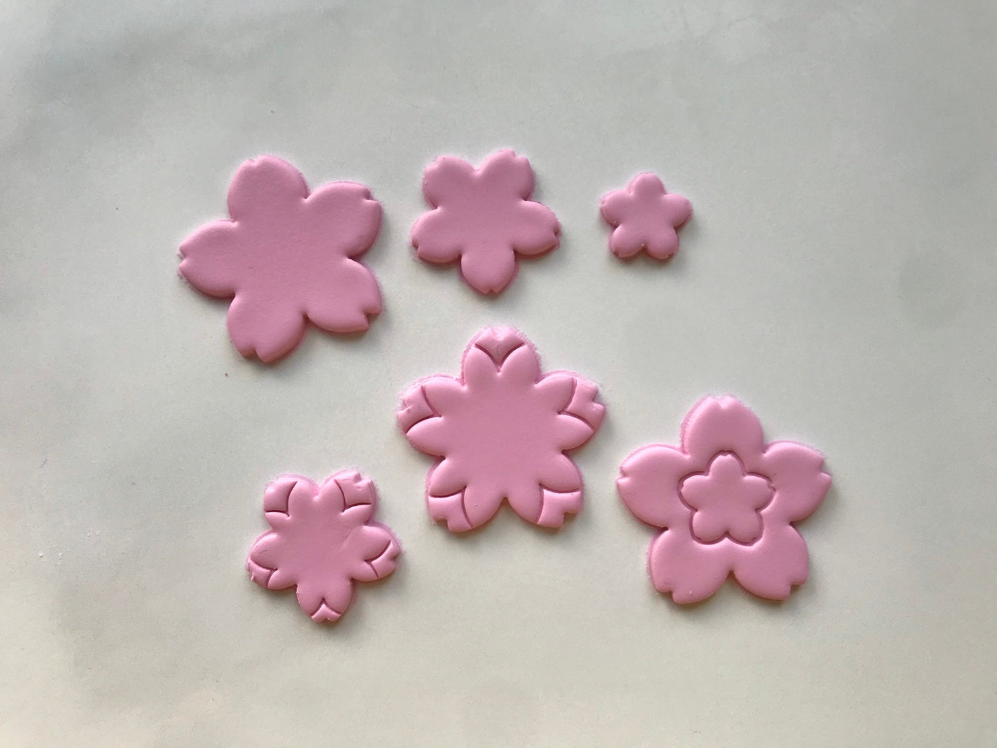 Kirschblüten Blumen Ausstecher für Modelliermasse, Set mit drei Cuttern, Werkzeug für Schmuckherstellung mit Fimo und Co.
