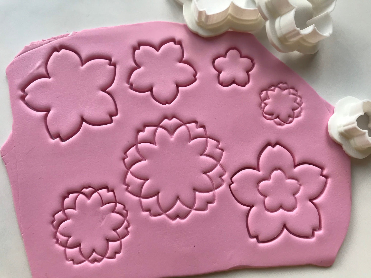 Kirschblüten Blumen Ausstecher für Modelliermasse, Set mit drei Cuttern, Werkzeug für Schmuckherstellung mit Fimo und Co.