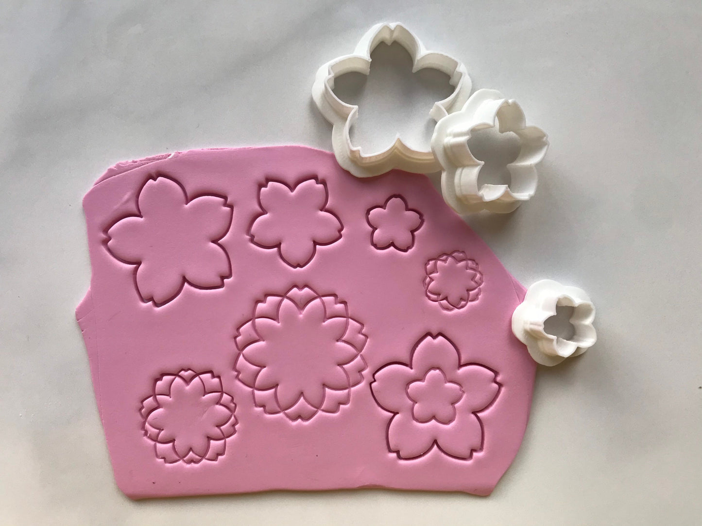 Kirschblüten Blumen Ausstecher für Modelliermasse, Set mit drei Cuttern, Werkzeug für Schmuckherstellung mit Fimo und Co.