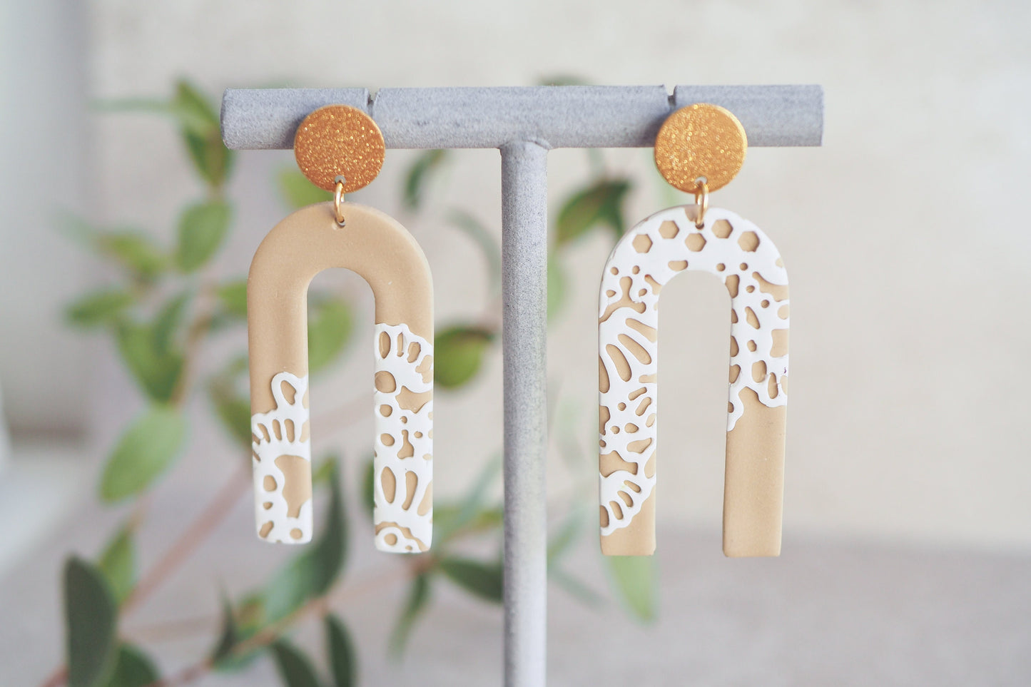 Handgefertigte Ohrringe mit Spitzen Optik aus Polymerton, Bogen Spitze, Beige Taupe Nude Weiß, Edelstahl-Stecker