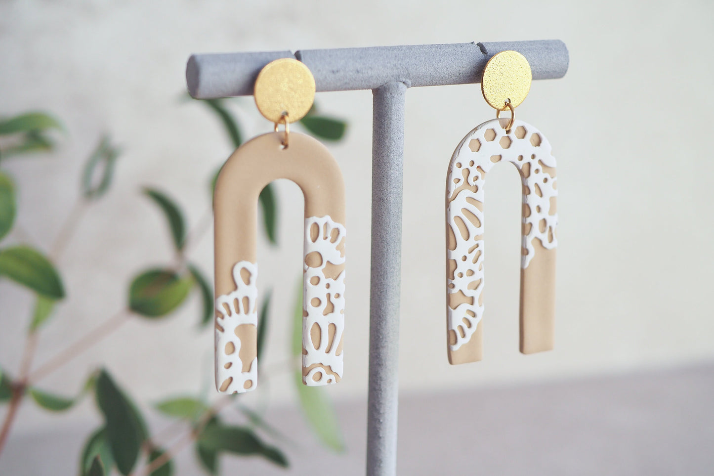 Handgefertigte Ohrringe mit Spitzen Optik aus Polymerton, Bogen Spitze, Beige Taupe Nude Weiß, Edelstahl-Stecker