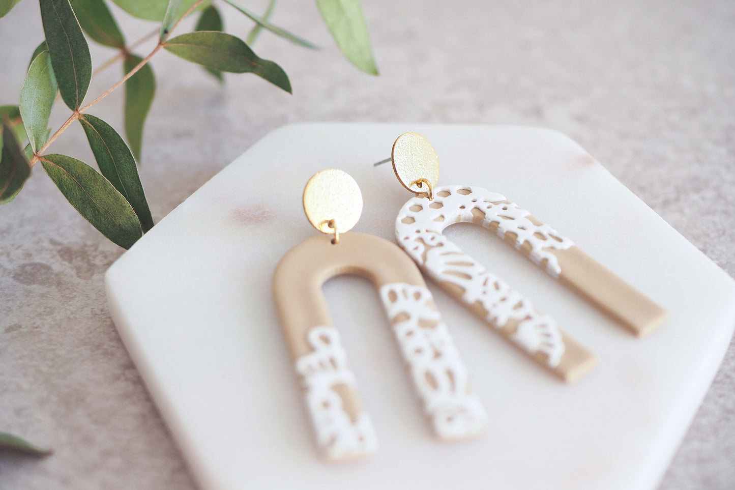 Handgefertigte Ohrringe mit Spitzen Optik aus Polymerton, Bogen Spitze, Beige Taupe Nude Weiß, Edelstahl-Stecker