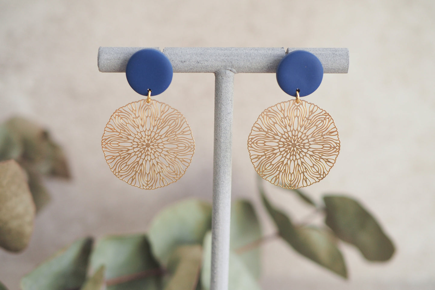 Handgefertigte Ohrringe mit filigranem Mandala Anhänger, Gold Spitze Yoga Ornament Ohrstecker