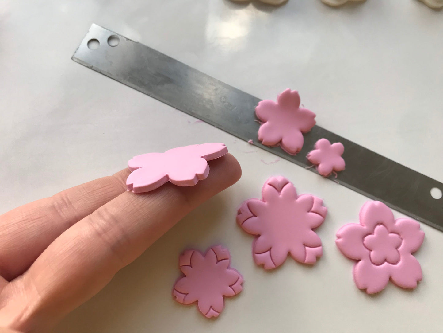 Kirschblüten Blumen Ausstecher für Modelliermasse, Set mit drei Cuttern, Werkzeug für Schmuckherstellung mit Fimo und Co.