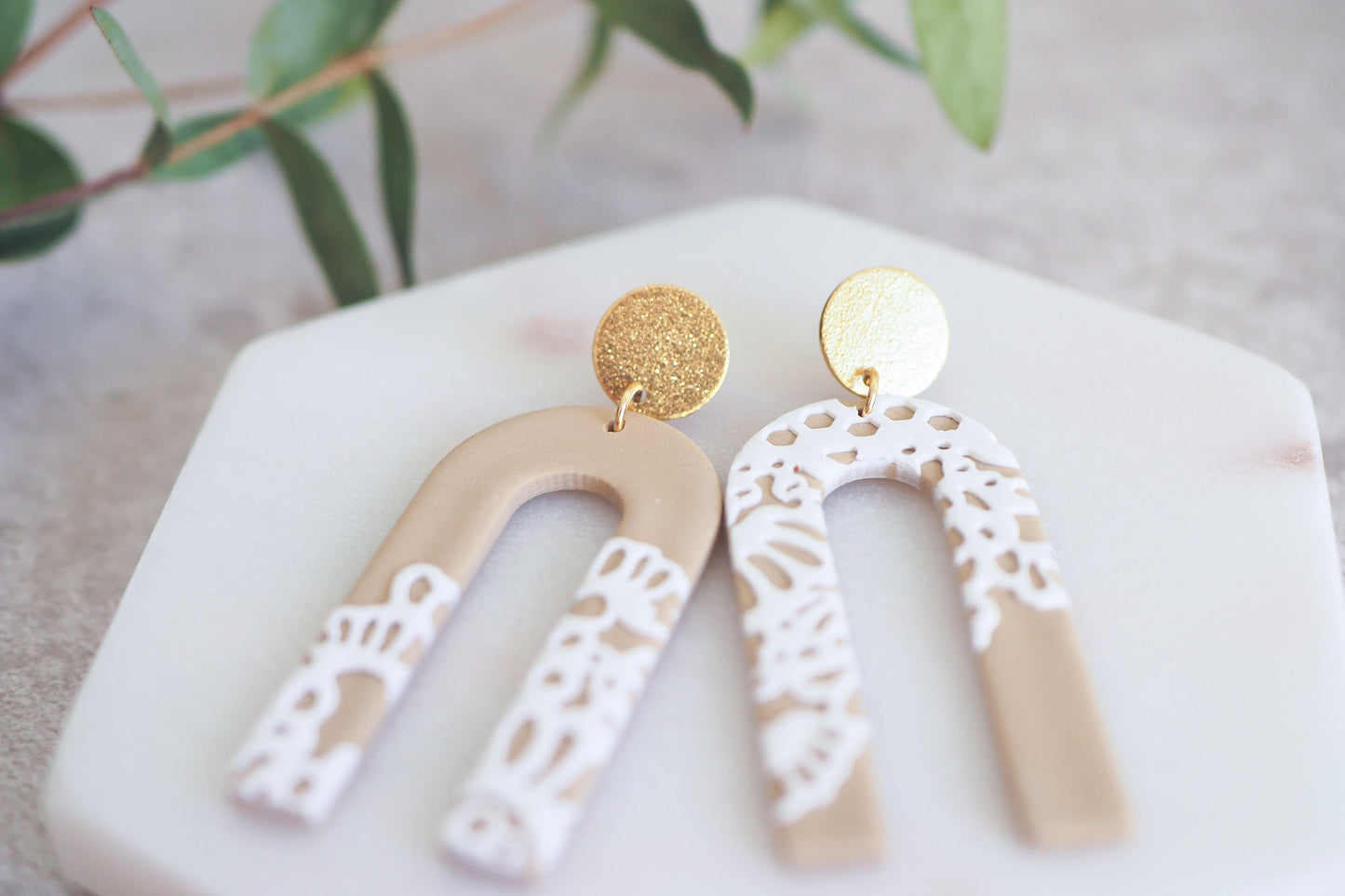 Handgefertigte Ohrringe mit Spitzen Optik aus Polymerton, Bogen Spitze, Beige Taupe Nude Weiß, Edelstahl-Stecker