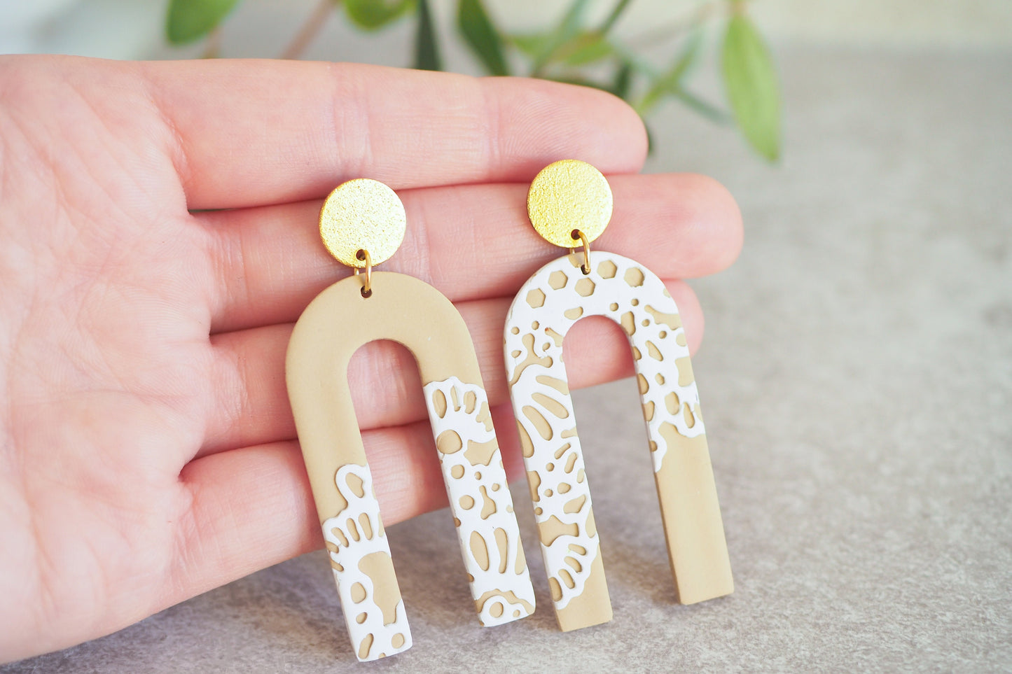 Handgefertigte Ohrringe mit Spitzen Optik aus Polymerton, Bogen Spitze, Beige Taupe Nude Weiß, Edelstahl-Stecker