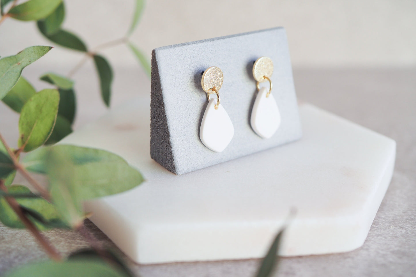 Handgefertigte Ohrringe aus Polymerton, echt vergoldet Gold Weiß, Handgefertigte Ohrstecker Fimo