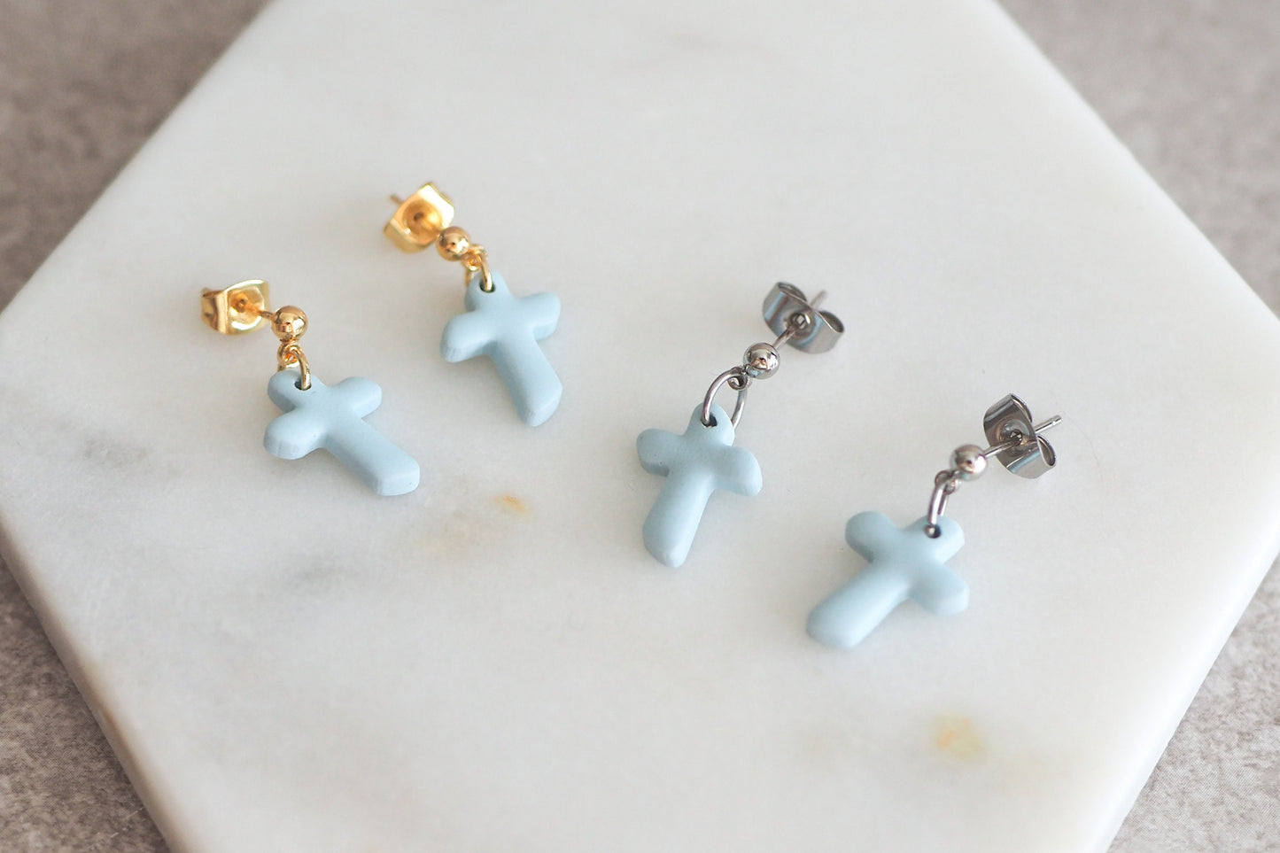 Ohrstecker mit Kreuz, schlichte handgefertigte Ohrringe, Geschenk zur Kommunion oder Konfirmation für Mädchen in Pastellfarben