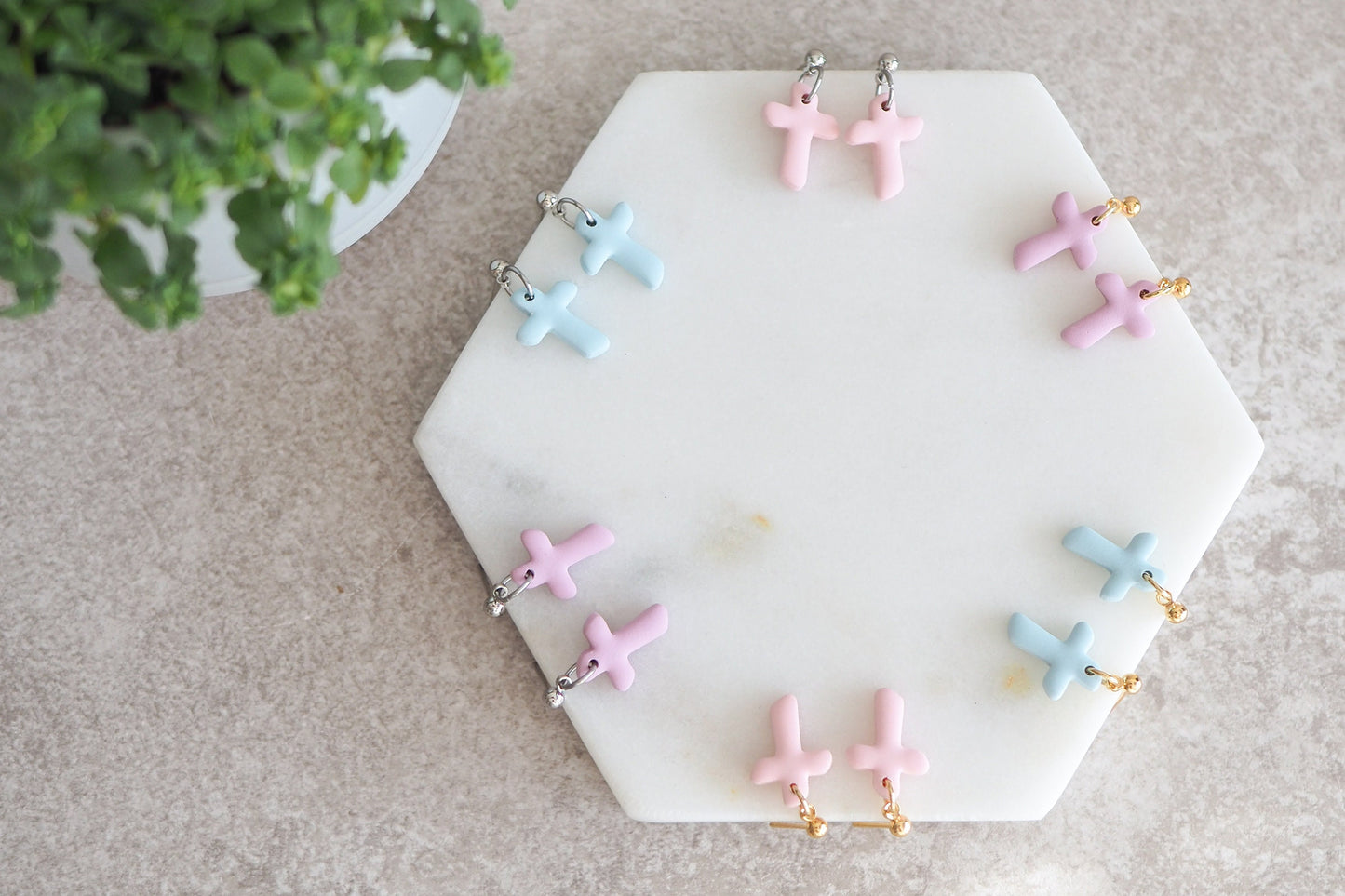 Ohrstecker mit Kreuz, schlichte handgefertigte Ohrringe, Geschenk zur Kommunion oder Konfirmation für Mädchen in Pastellfarben