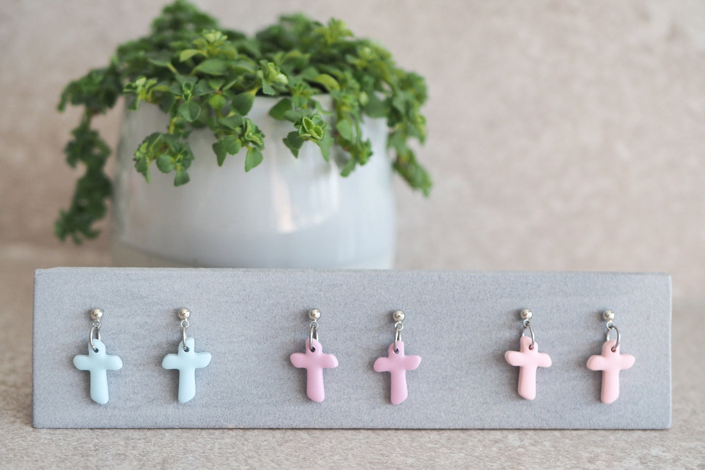Ohrstecker mit Kreuz, schlichte handgefertigte Ohrringe, Geschenk zur Kommunion oder Konfirmation für Mädchen in Pastellfarben