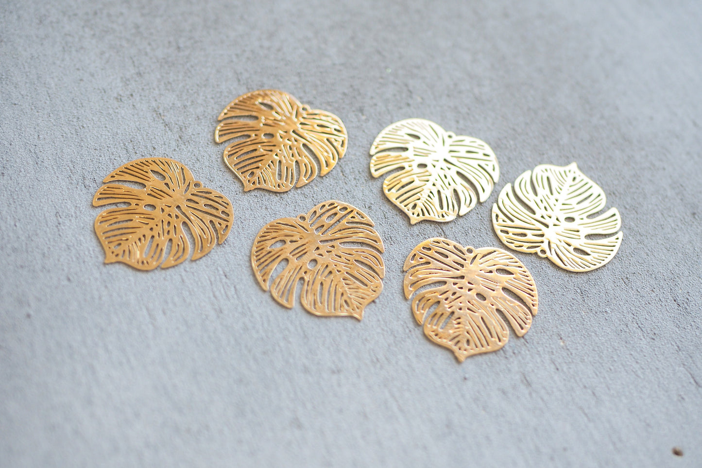 10 Monstera Blatt Anhänger 26mm, Fensterblatt Pflanze, gold oder silber, Schmuckzubehör