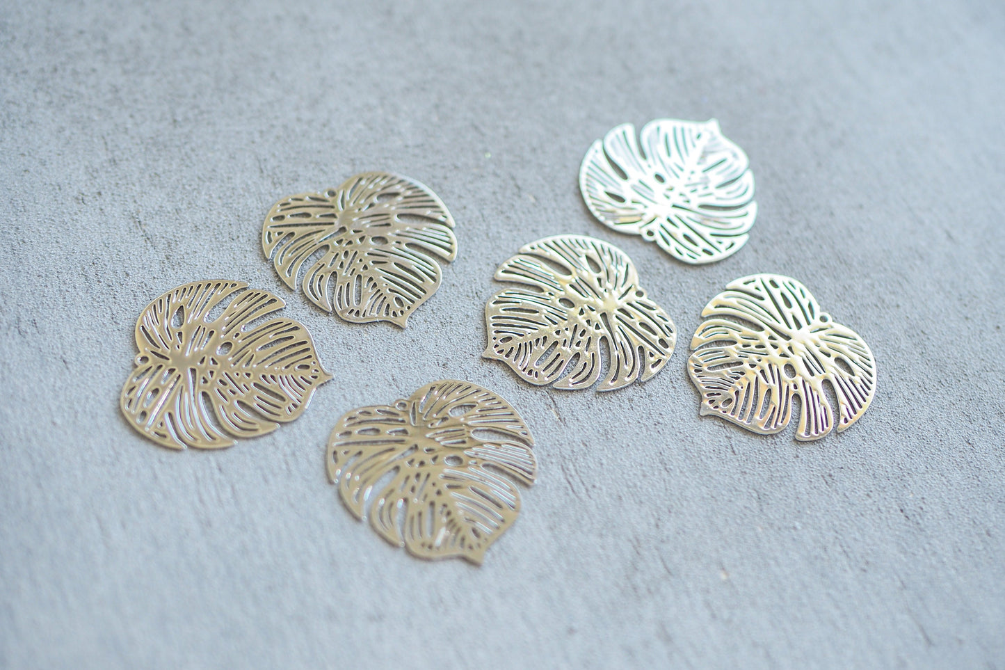 10 Monstera Blatt Anhänger 26mm, Fensterblatt Pflanze, gold oder silber, Schmuckzubehör