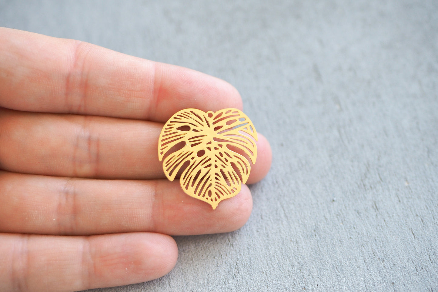 10 Monstera Blatt Anhänger 26mm, Fensterblatt Pflanze, gold oder silber, Schmuckzubehör