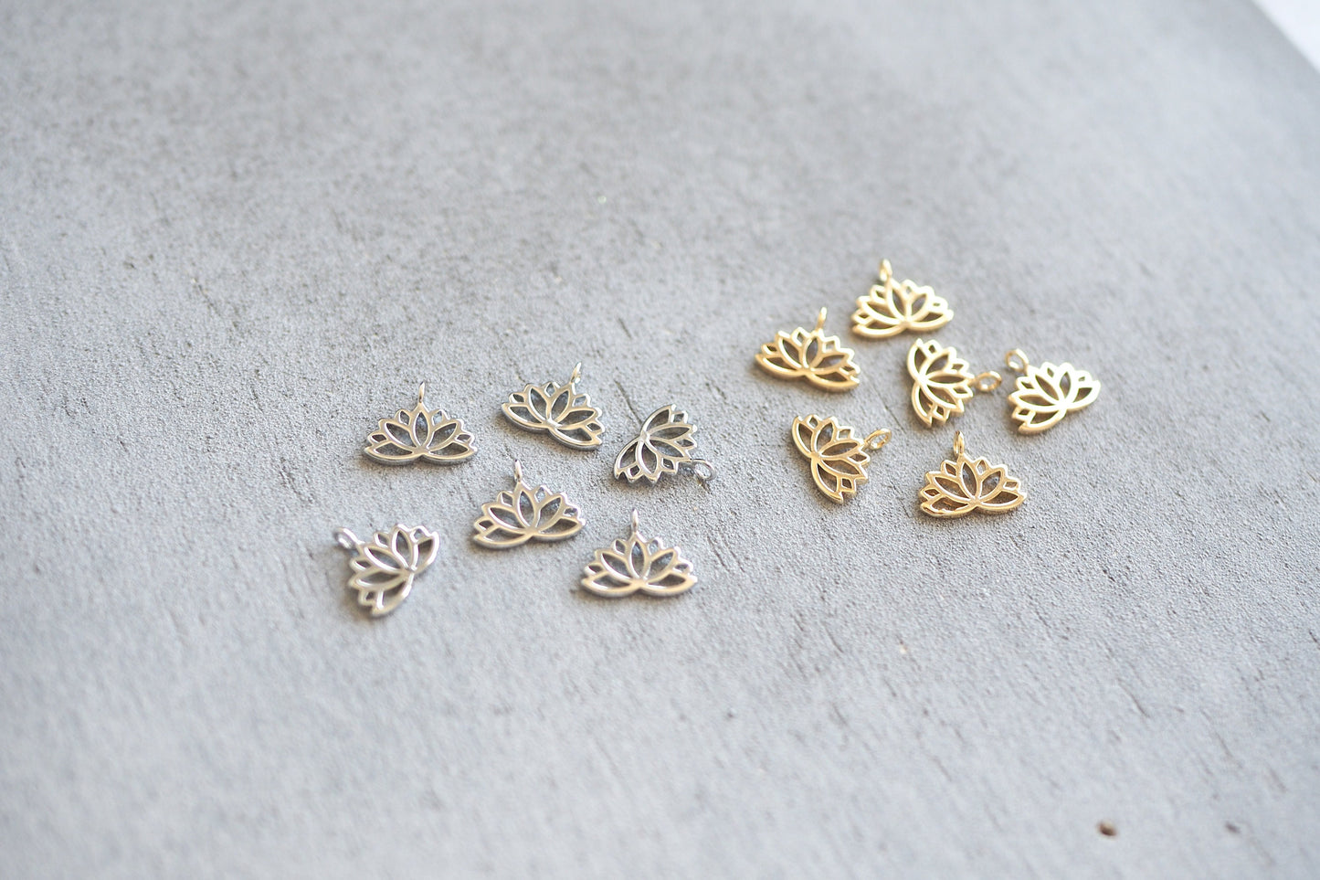10 Lotus Anhänger 10mm, echt vergoldet o. platiniert, Blume Seerose, Schmuckzubehör