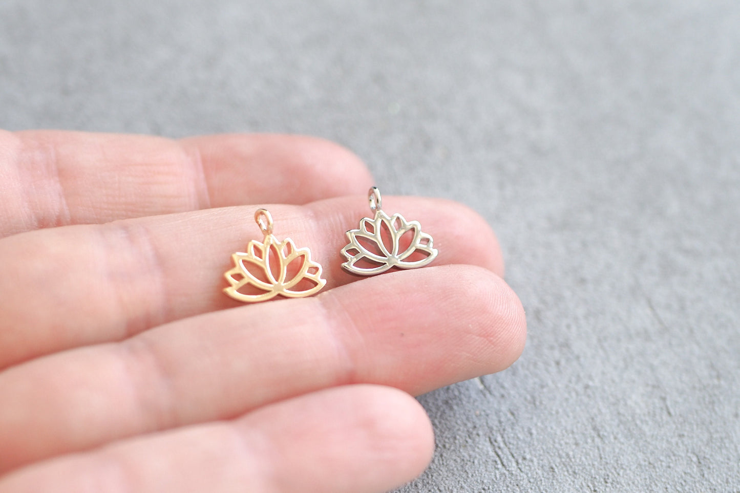 10 Lotus Anhänger 10mm, echt vergoldet o. platiniert, Blume Seerose, Schmuckzubehör