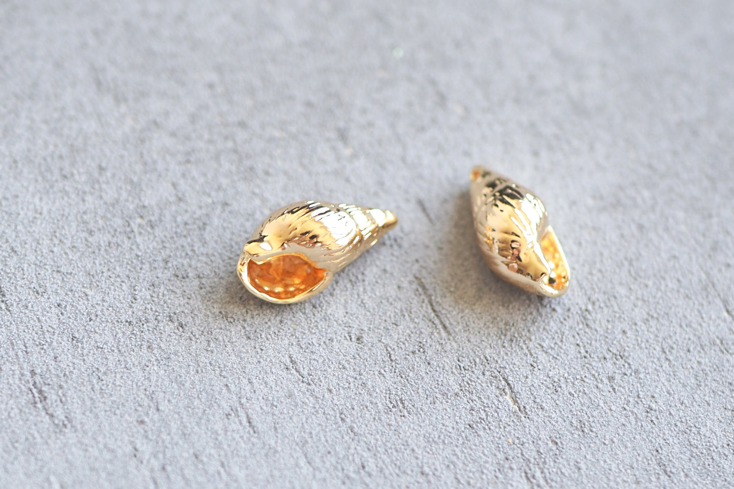 10 Muschel Anhänger, 18 Karat echt vergoldet, 16mm x 9mm, Spitzmuschel Meer Sommer See, Schmuckzubehör