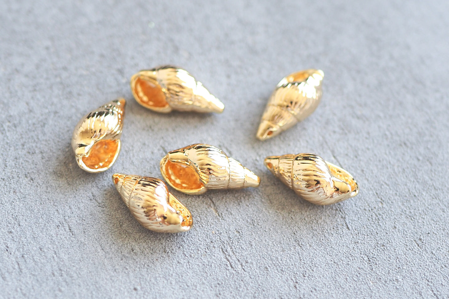 10 Muschel Anhänger, 18 Karat echt vergoldet, 16mm x 9mm, Spitzmuschel Meer Sommer See, Schmuckzubehör