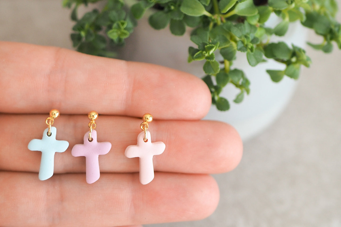 Ohrstecker mit Kreuz, schlichte handgefertigte Ohrringe, Geschenk zur Kommunion oder Konfirmation für Mädchen in Pastellfarben